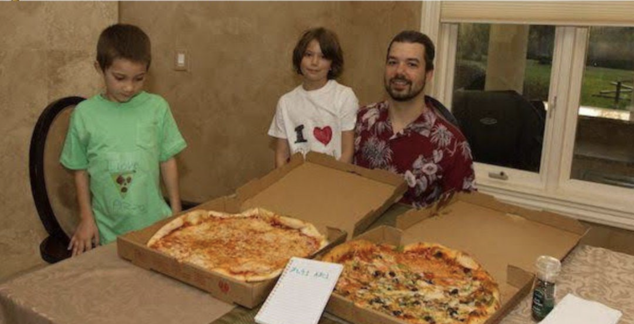 Les deux pizzas Papa John's reçues par Laszlo Hanyecz le 22 mai 2010, photographiées chez lui à Jacksonville en Floride.